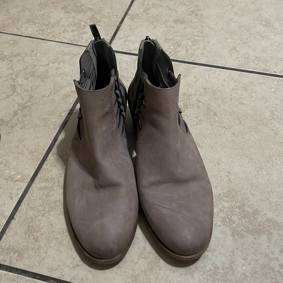 Vince Camuto Prestetta Women's Pointed Toe Leather Cutout Side Ankle Boots 7.5 - Picture 2 of 7